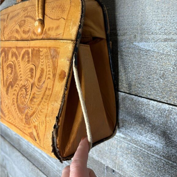 Gaitan vintage Mexican tooled leather Elegant Tan Leather Handbag - Picture 9 of 11